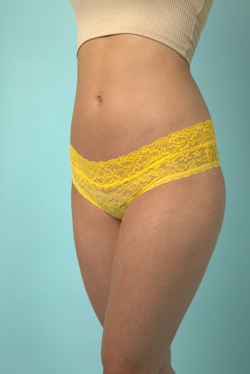 CALZÓN TIPO HIPSTER ENCAJE AMARILLO